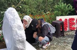 Umudun ve azmin simgesi Neslican Tay mezarı başında...