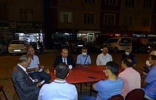 Üreticilerin sorunları açık havada toplantılarında...