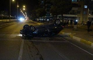 Uşak’ta orta refüje çarpan araç ters devrildi:...