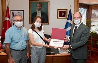 Üstün Başarı Bursu kazandı, Rektör Erdal’ı...