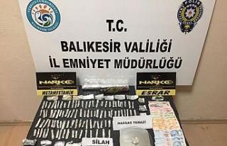 Uyuşturucu operasyonunda suikast silahı bulundu