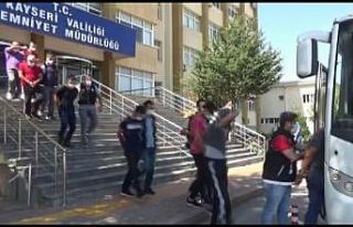 Uyuşturucuları piyasaya süremeden yakalandılar