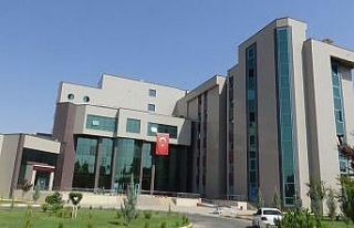 Uzmanlar 2-3 yaş çocuklarının maske takmasını...