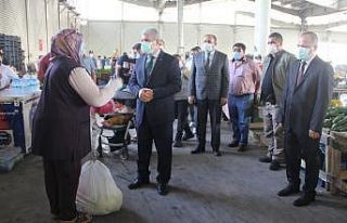 Vali Akın, pazar yerinde koronavirüs denetimlerini...