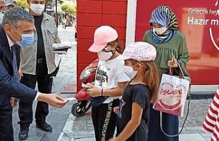 Vali Atay maske denetime katıldı maske dağıttı