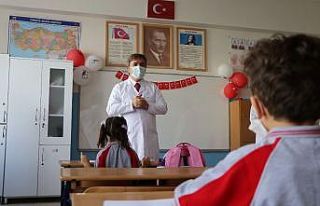 Vali Aydoğdu önlüğü giyip öğrencilere ilk dersi...