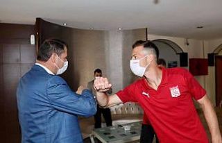 Vali Ayhan’dan Sivasspor’a maç öncesi moral...