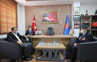 Vali Çetin Oktay Kaldırım şehit aileleriyle bir...