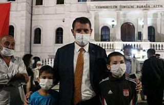 Vali, çocukların sattığı tüm mendilleri satın...