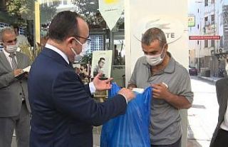 Vali, engelli şahsın tüm maskelerini satın aldı,...