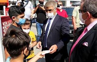 Vali Gürel maske takan çocukları örnek vatandaş...