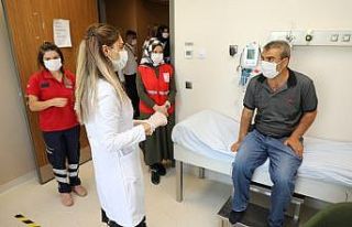 Vali maskelerini almıştı, hem tedavisi başladı,...
