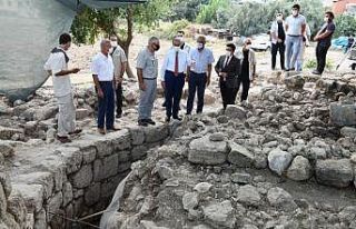 Vali Su, Aratos Anıt Mezarında incelemelerde bulundu