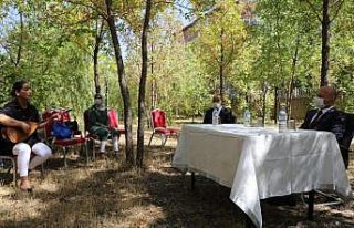 Vali Varol, öğretmen ve öğrencilerle bir araya...