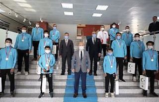Vali Varol, şampiyon Tenisçileri makamında kabul...