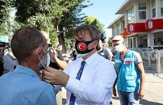 Vali vatandaşlara kendi elleriyle maske taktı