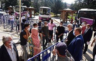 Validen PTT çalışanlarına maske ve sosyal mesafe...