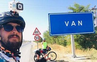Van Gölünün kirliliğine dikkat çekmek için 3...