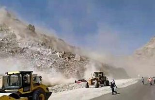 Van-Hakkari karayolundaki heyelan kamerada