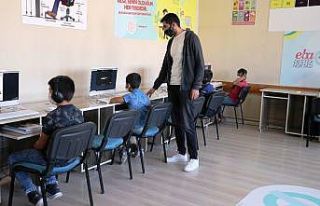 Van’da binlerce öğrenci EBA destek noktasından...