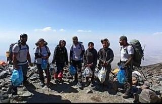 Vanlı dağcıların Ağrı Dağı’nda çöp tepkisi