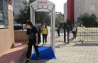 Veli ve öğretmenler iş birliği yaptı, okula dezenfektan...