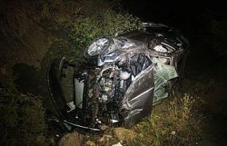 Virajı alamayan otomobil şarampole yuvarlandı:...