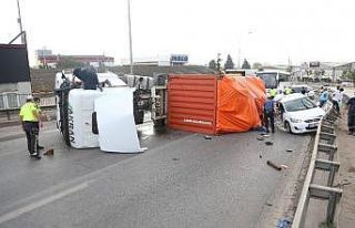 Virajı alamayan tır üzerine devrildiği otomobili...