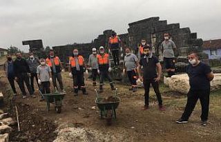 Yağmur çamur demeden kazı çalışmasına katıldılar