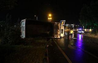 Yağmur sonrası kayganlaşan yolda kamyon devrildi:...