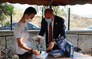 Yahşihan Belediyesi öğrencilere tablet hediye etti