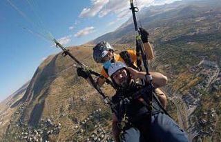 Yamaç paraşütü yaparken yükseklik korkusunu böyle...