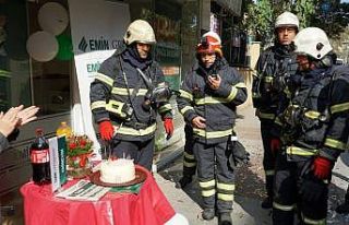 Yangın ihbarına çıktılar, pastayla karşılandılar