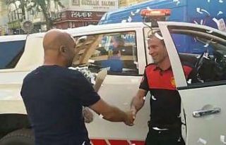 Yangına çağrılan itfaiye ekibine çiçek ve alkışlı...