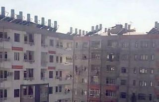 Yangından binanın iskelesi sayesinde kurtuldular