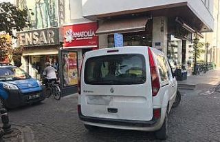 Yanlış park yüzünden zabıta aracı bile yolda...