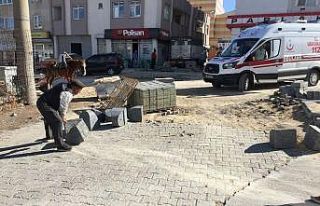 Yaralıyı almak için gelen ambulans, yol çalışmasına...