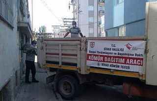 Yardım olarak aldıkları kömürleri internet üzerinden...