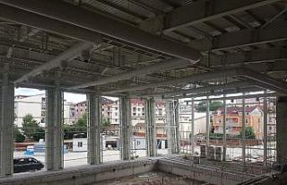 Yarı olimpik yüzme havuzunda sona doğru