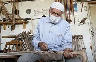 Yarım asırdır ceviz ağaçlarını sanat eseri...