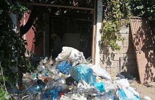 Yaşlı adamın evinden 10 kamyon çöp çıktı