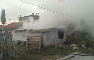 Yaşlı çift evde çıkan yangında dumandan etkilenerek...