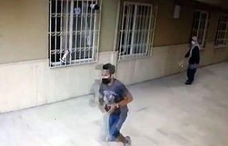 Yaşlı kadının elinden cüzdanını çalan şüpheli...