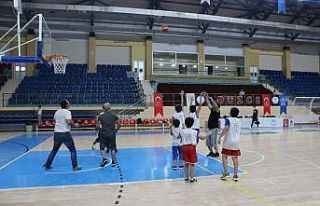 Yazıcı, gençlerle basket oynadı
