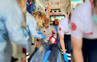 Yıkılan binadan kopan parçalar işçinin üstüne...