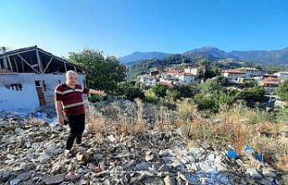 Yıkılan ev 2 yıldır çöplük görüntüsü oluşturuyor