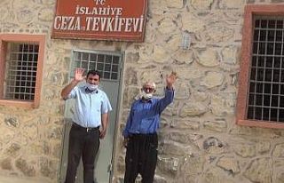 Yıllar önce yattıkları hapishaneye ziyaretçi...