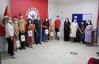 YKS’de dereceye giren öğrencilerini ödüllendirdi