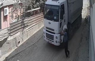 Yokuş aşağı giden kamyonu durdurmak istedi, başarılı...