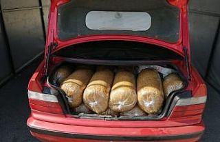Yol kontrol noktasında 111 kilo kaçak tütün ele...